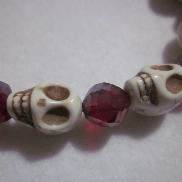Garnet and Skull Stretch Bracelet. - Picture 2 of 3